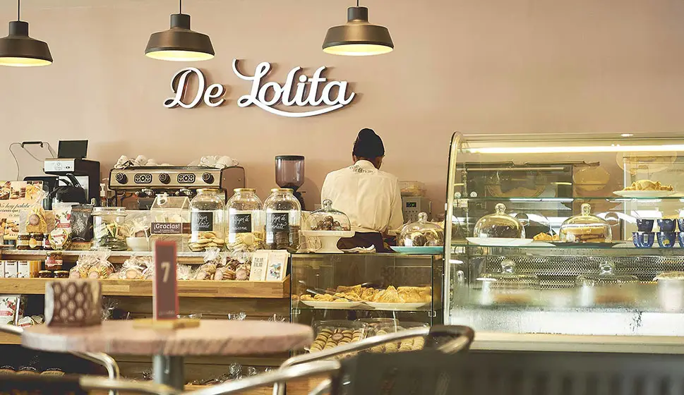 Un Oasis De Lolita con una persona del equipo atendiendo detrás de la vitrina
